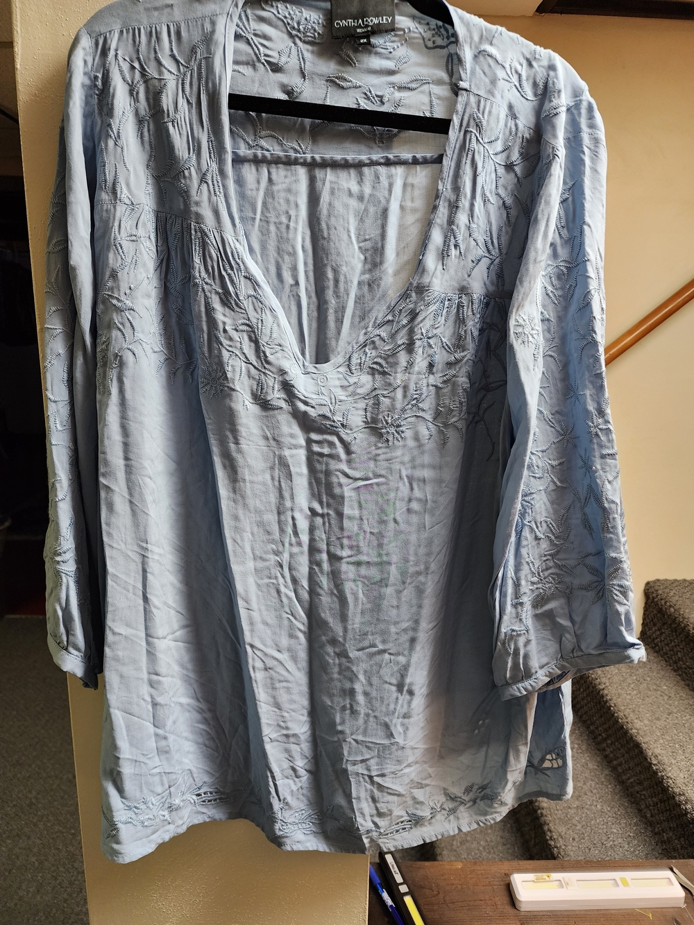 Cynthia Rowley 2x Light Blue Embroidered V-Neck Women’s Top